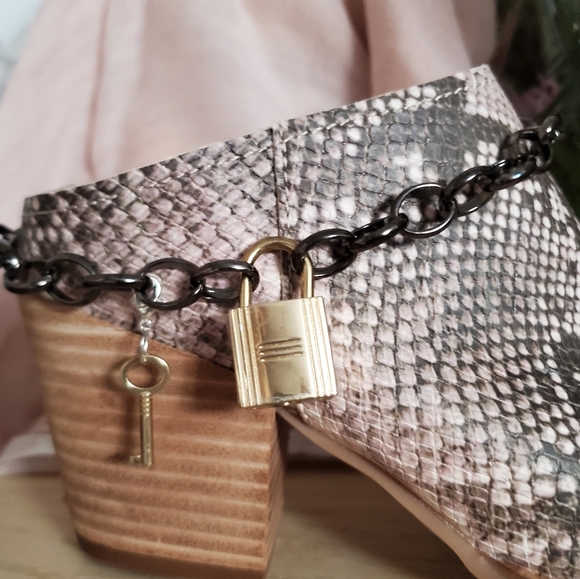 Hand Crafted Shoes - Ankle CHAIN with real 🔐 Lock. Handmade boot accessory
